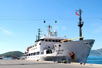 The Russian marine research vessel ‘Akademik Oparin’ at Nha Trang Port (Photo: SGGP) The Russian marine research vessel ‘Akademik Oparin’ at Nha Trang Port (Photo: SGGP)